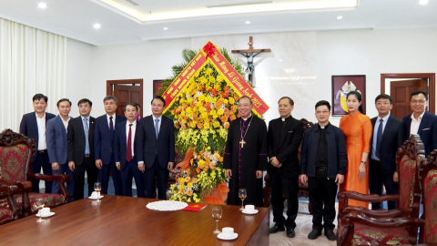 Đồng ch&iacute; B&iacute; thư Tỉnh uỷ Đặng Xu&acirc;n Phong ch&uacute;c mừng Gi&aacute;ng sinh tại t&ograve;a Tổng Gi&aacute;m mục H&agrave; Nội 
