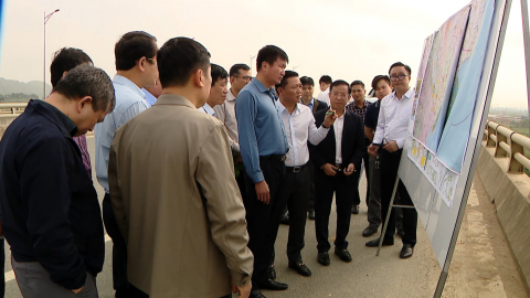 Đồng ch&iacute; Chủ tịch UBND tỉnh kiểm tra một số dự &aacute;n giao th&ocirc;ng tr&ecirc;n địa b&agrave;n tỉnh