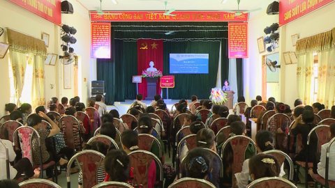 Phụ nữ Hoa Lư ra qu&acirc;n tổng vệ sinh m&ocirc;i trường