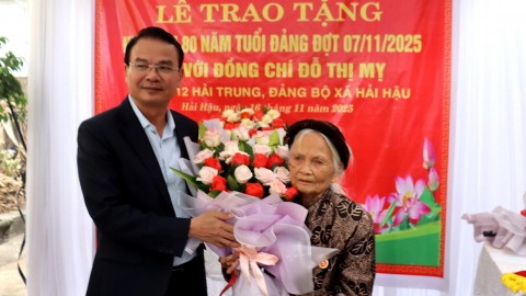 Trao tặng Huy hiệu Đảng cho Đảng vi&ecirc;n 80 năm tuổi Đảng