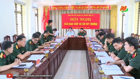 B&agrave;n giao chức vụ Chỉ huy trưởng Ban CHQS huyện Hoa Lư