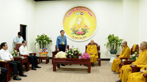 Đo&agrave;n đại biểu l&atilde;nh đạo tỉnh ch&uacute;c mừng Ban Trị sự gi&aacute;o hội Phật gi&aacute;o tỉnh