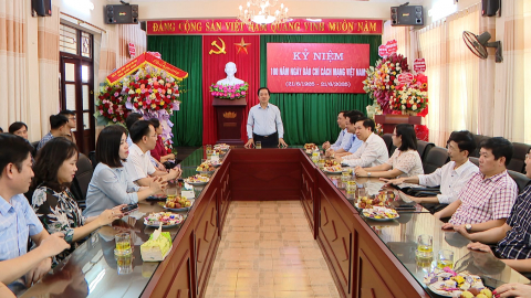 Đồng ch&iacute; Chủ tịch UBND tỉnh ch&uacute;c mừng B&aacute;o v&agrave; Đ&agrave;i PT-TH Ninh B&igrave;nh 