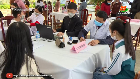Tiến h&agrave;nh c&aacute;c thủ tục để mua vaccine cho trẻ từ 5-11 tuổi