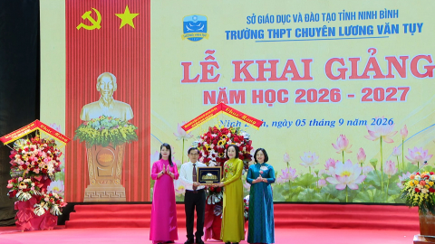 Đồng ch&iacute; Ph&oacute; Chủ tịch Quốc hội Nguyễn Thị Thanh v&agrave; đồng ch&iacute; B&iacute; thư Tỉnh ủy Trần Huy Tuấn dự khai giảng năm học mới tại điểm cầu Trường THPT chuy&ecirc;n Lương Văn Tụy