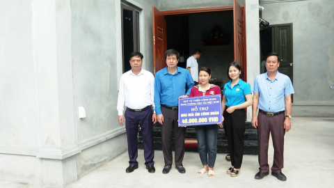 LĐLĐ tỉnh trao tiền hỗ trợ nh&agrave; &ldquo;M&aacute;i ấm C&ocirc;ng đo&agrave;n&rdquo;