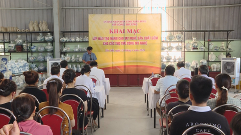 Tổ chức lớp đ&agrave;o tạo n&acirc;ng cao tay nghề sản xuất gốm