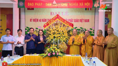 C&aacute;c đồng ch&iacute; l&atilde;nh đạo tỉnh ch&uacute;c mừng Ban Trị sự Gi&aacute;o hội Phật gi&aacute;o Việt Nam tỉnh 