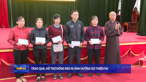 Trao qu&agrave;, hỗ trợ đồng b&agrave;o bị ảnh hưởng do thi&ecirc;n tai