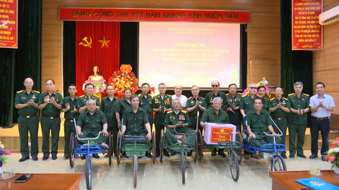 Thăm, tặng qu&agrave; Trung t&acirc;m nu&ocirc;i dưỡng TBB nặng v&agrave; điều dưỡng NCC H&agrave; Nam