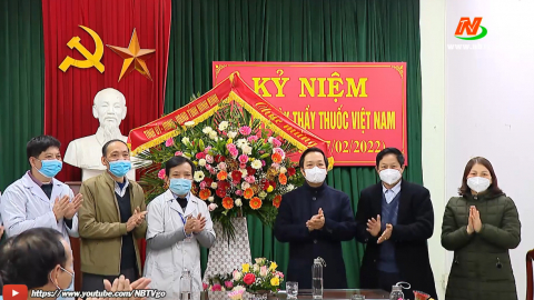 Đồng ch&iacute; Chủ tịch UBND tỉnh thăm, tặng qu&agrave; nh&acirc;n ng&agrave;y Thầy thuốc Việt Nam