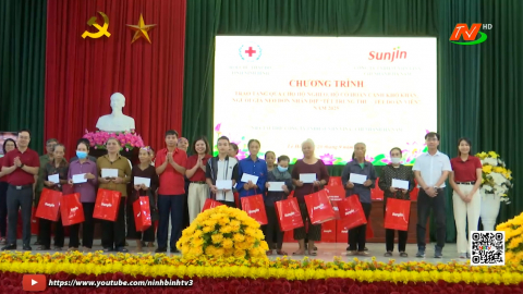 Trao tặng qu&agrave; "Tết Trung Thu - Tết đo&agrave;n vi&ecirc;n năm 2025" tạ phường L&ecirc; Hồ