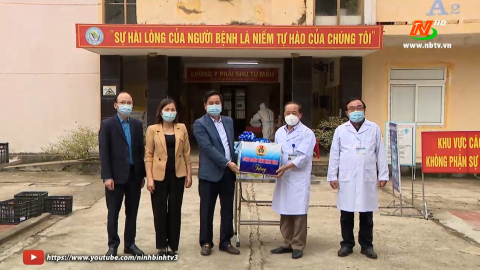 LĐLĐ tỉnh thăm, tặng qu&agrave; Tết c&ocirc;ng nh&acirc;n lao động c&oacute; ho&agrave;n cảnh kh&oacute; khăn