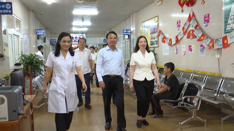 Đồng ch&iacute; B&iacute; thư Tỉnh uỷ Đặng Xu&acirc;n Phong khảo s&aacute;t một số cơ sở y tế tr&ecirc;n địa b&agrave;n tỉnh