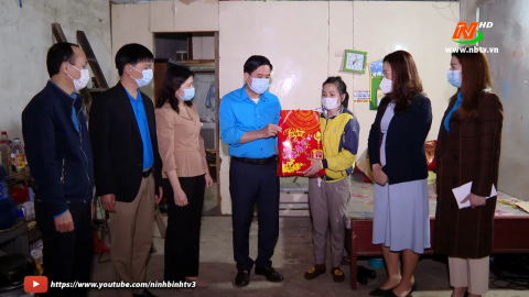 Thăm, tặng qu&agrave; c&ocirc;ng nh&acirc;n lao động ngoại tỉnh kh&ocirc;ng thể về qu&ecirc; đ&oacute;n Tết