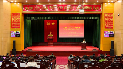Trao qu&agrave; cho học sinh c&oacute; ho&agrave;n cảnh kh&oacute; khăn