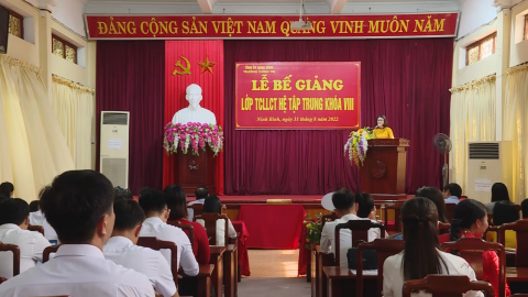 B&ecirc;́ giảng lớp trung c&acirc;́p lý lu&acirc;̣n chính trị khóa VIII