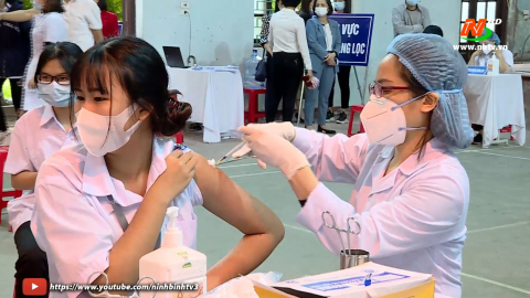 Ninh B&igrave;nh ti&ecirc;m Vaccine ph&ograve;ng COVID-19 cho học sinh cấp THPT