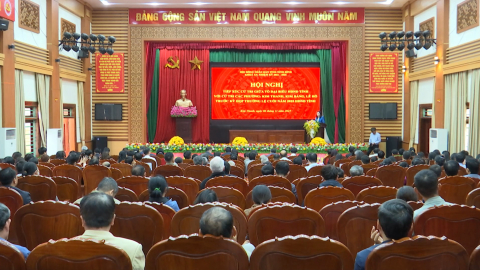 Đồng ch&iacute; Ph&oacute; B&iacute; thư Thường trực Tỉnh ủy Đinh Thị Lụa tiếp x&uacute;c cử tri tại c&aacute;c phường: Kim Thanh, Kim Bảng, L&ecirc; Hồ