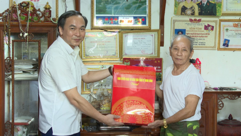 Thăm, tặng qu&agrave; người cao tuổi c&oacute; uy t&iacute;n trong v&ugrave;ng đồng b&agrave;o d&acirc;n tộc thiểu số