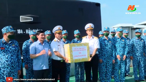Đo&agrave;n c&ocirc;ng t&aacute;c tỉnh Ninh B&igrave;nh thăm, tặng qu&agrave; Lữ đo&agrave;n t&agrave;u ngầm 189