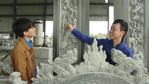 Thanh ni&ecirc;n Ninh V&acirc;n g&oacute;p sức ph&aacute;t huy nghề truyền thống đ&aacute; mỹ nghệ