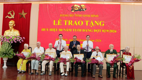 Đồng ch&iacute; Chủ nhiệm Ủy ban Kiểm tra Trung ương Trần Sỹ Thanh trao tặng Huy hiệu Đảng đợt 2/9