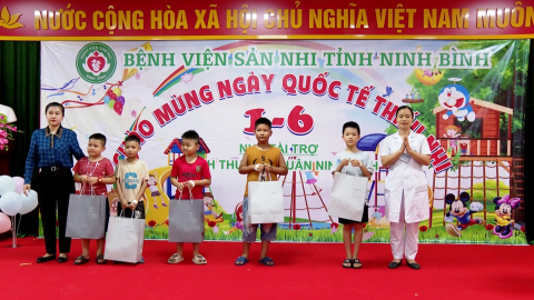Trao qu&agrave; cho c&aacute;c bệnh nhi nh&acirc;n dịp Tết thiếu nhi 1/6