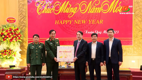 Tư lệnh Qu&acirc;n đo&agrave;n I ch&uacute;c mừng Tỉnh ủy, HĐND, UBND, UBMTQ Việt Nam tỉnh nh&acirc;n dịp Xu&acirc;n Qu&yacute; M&atilde;o
