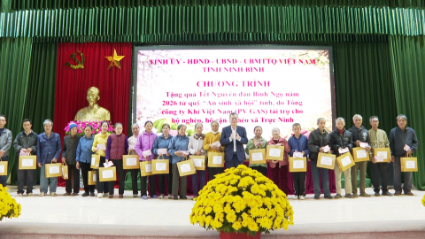 Tặng qu&agrave; hộ ngh&egrave;o, cận ngh&egrave;o nh&acirc;n dịp Tết B&iacute;nh Ngọ