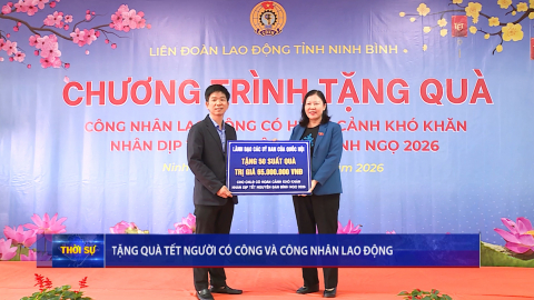 Tặng qu&agrave; Tết  người c&oacute; c&ocirc;ng v&agrave; c&ocirc;ng nh&acirc;n lao động