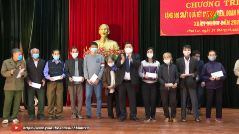 Tập đo&agrave;n Kinh tế Xu&acirc;n Th&agrave;nh tặng qu&agrave; Tết cho hộ kh&oacute; khăn huyện Hoa Lư