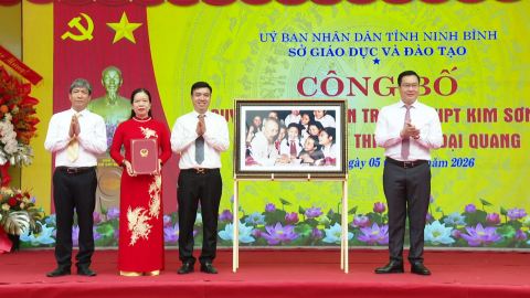 Đồng ch&iacute; Ph&oacute; B&iacute; thư Thường trực Tỉnh ủy Trần Đăng Quỳnh dự Lễ c&ocirc;ng bố quyết định đổi t&ecirc;n trường v&agrave; khai giảng năm học mới tại Trường THPT Trần Đại Quang