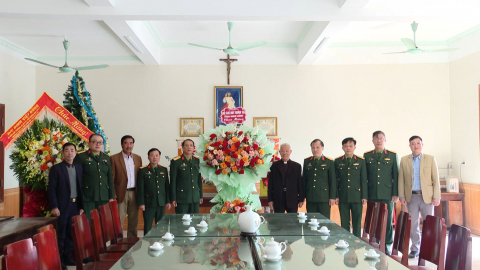 Bộ chỉ huy qu&acirc;n sự tỉnh thăm, tặng qu&agrave; nh&acirc;n dịp lễ Noel