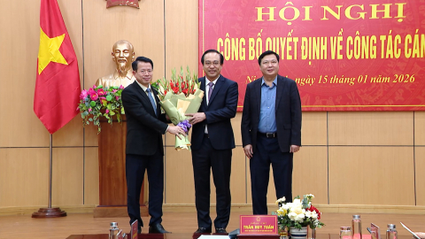 UBND tỉnh c&ocirc;ng bố quyết định về c&ocirc;ng t&aacute;c c&aacute;n bộ