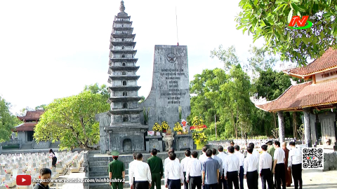 Đo&agrave;n đại biểu tỉnh Ninh B&igrave;nh d&acirc;ng hương, tri &acirc;n c&aacute;c anh h&ugrave;ng liệt sĩ tại tỉnh Quảng Trị