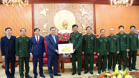 Đồng ch&iacute; Ph&oacute; B&iacute; thư Tỉnh ủy, Chủ tịch HĐND tỉnh L&ecirc; Quốc Chỉnh thăm, ch&uacute;c Tết Bộ Tư lệnh Qu&acirc;n khu 3