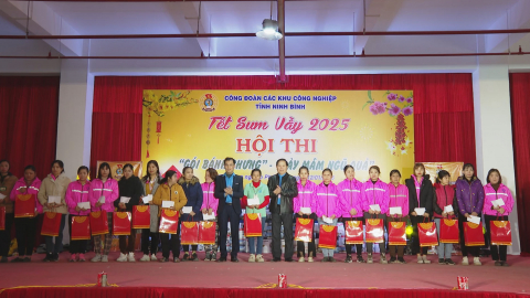 Ấm &aacute;p Tết sum vầy năm 2025