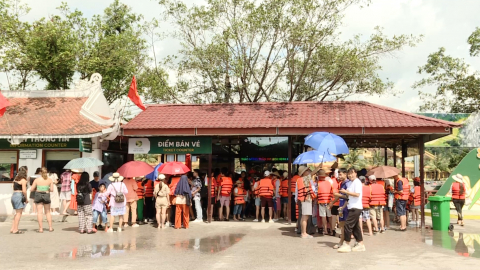 H&agrave;ng ngh&igrave;n du kh&aacute;ch đến với tuần du lịch Ninh B&igrave;nh năm 2023
