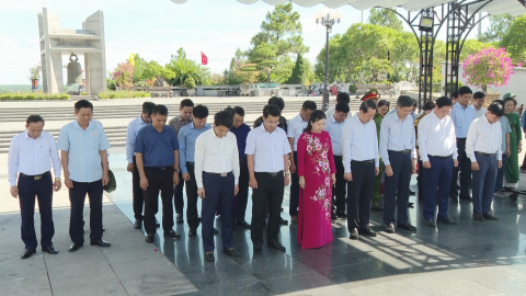 Đo&agrave;n đại biểu của tỉnh d&acirc;ng hương tại một số C&ocirc;ng tr&igrave;nh ghi c&ocirc;ng Liệt sỹ ở miền Trung