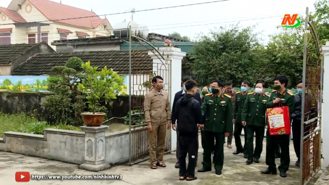 Tặng qu&agrave; thanh ni&ecirc;n Y&ecirc;n Kh&aacute;nh chuẩn bị l&ecirc;n đường nhập ngũ năm 2022