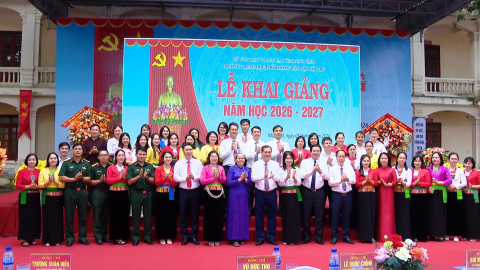 Đồng ch&iacute; Ph&oacute; B&iacute; thư Tỉnh ủy, Chủ tịch HĐND tỉnh L&ecirc; Quốc Chỉnh dự Lễ khai giảng năm học mới tại Trường THPT D&acirc;n tộc nội tr&uacute; tỉnh Ninh B&igrave;nh