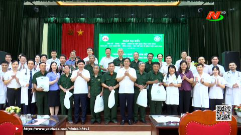 Thăm, tặng qu&agrave; v&agrave; kh&aacute;m bệnh cho c&aacute;c thương, bệnh binh 