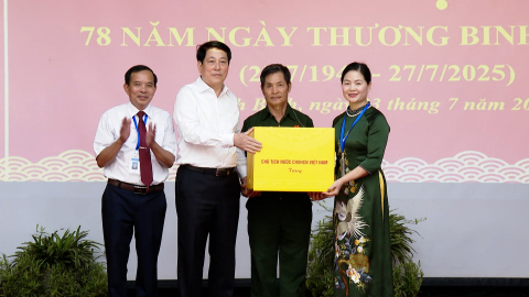 Chủ tịch nước Lương Cường thăm, tặng qu&agrave; Trung t&acirc;m Điều dưỡng thương binh Duy Ti&ecirc;n