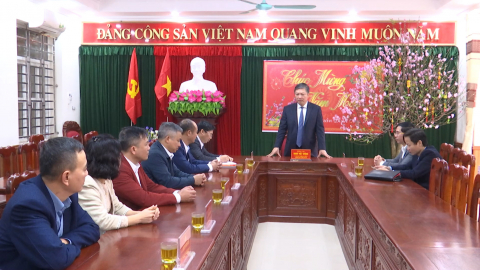 Thăm, tặng qu&agrave; nh&acirc;n dịp Tết B&iacute;nh Ngọ