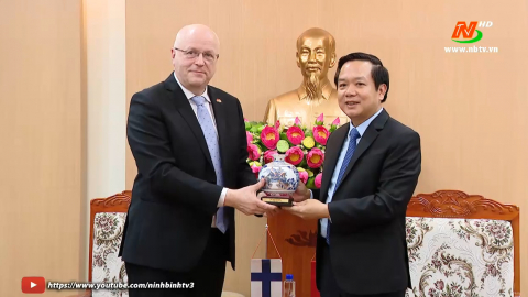 Đồng ch&iacute; Chủ tịch UBND tỉnh tiếp x&atilde; giao Đại sứ Cộng h&ograve;a Phần Lan tại Việt Nam