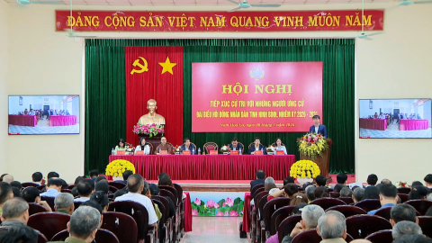 Đồng ch&iacute; B&iacute; thư Tỉnh ủy Trần Huy Tuấn v&agrave; c&aacute;c ứng cử vi&ecirc;n đại biểu HĐND tỉnh kh&oacute;a XVI tiếp x&uacute;c cử tri phường Nam Hoa Lư