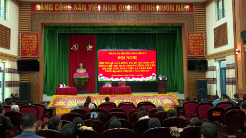 Đối thoại giữa l&atilde;nh đạo với c&aacute;n bộ v&agrave; nh&acirc;n d&acirc;n phường Nguyễn &Uacute;y