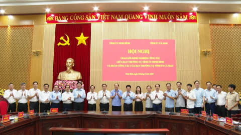 Ban Thường vụ Tỉnh ủy Ninh B&igrave;nh tiếp v&agrave; l&agrave;m việc với Ban Thường vụ Tỉnh ủy C&agrave; Mau