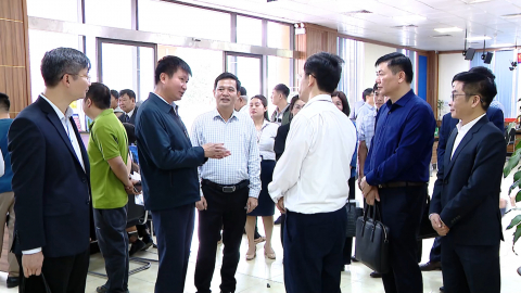 Đồng ch&iacute; Chủ tịch UBND tỉnh Trần Huy Tuấn thăm Trung t&acirc;m Phục vụ h&agrave;nh ch&iacute;nh c&ocirc;ng